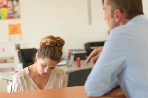 accueil-entreprise-répondre-au-téléphone