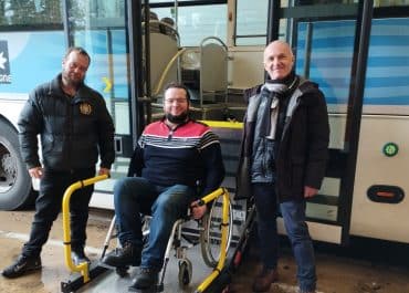 formation transport des PMR pour monter les personnes à mobilité réduite dans un car